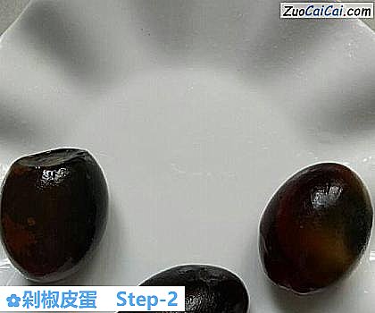 剁椒皮蛋做法第二步骤
