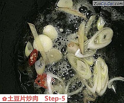 土豆片炒肉做法第五步骤