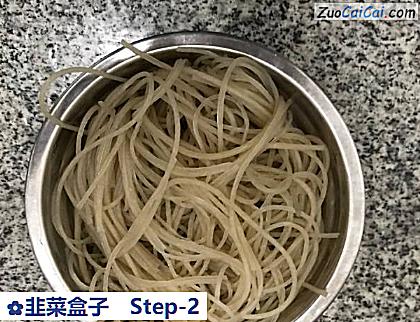 韭菜盒子做法第二步骤