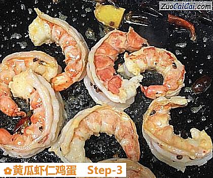 黄瓜虾仁鸡蛋做法第三步骤