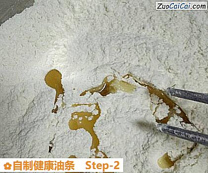 自制健康油条做法第二步骤
