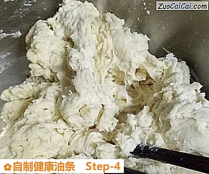 自制健康油条做法第四步骤