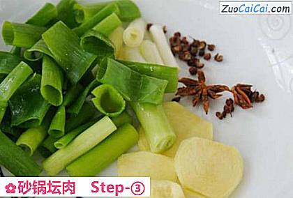 砂锅坛肉做法第三步骤