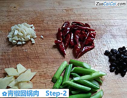 青椒回锅肉做法第二步骤