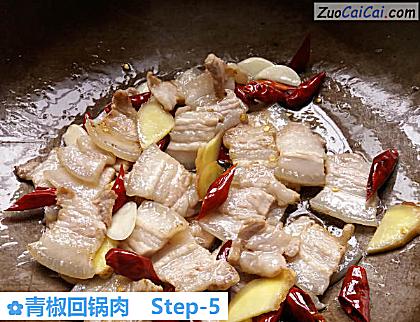 青椒回锅肉做法第五步骤