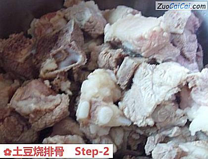土豆烧排骨做法第二步骤