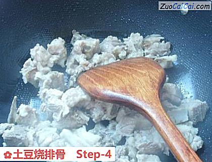 土豆烧排骨做法第四步骤