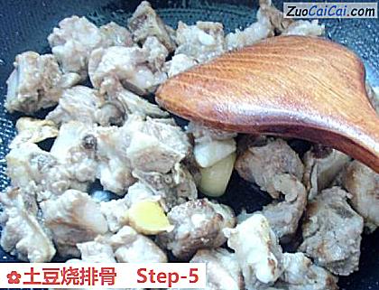 土豆烧排骨做法第五步骤