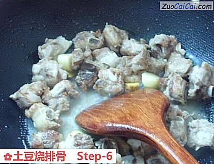 土豆烧排骨做法第六步骤