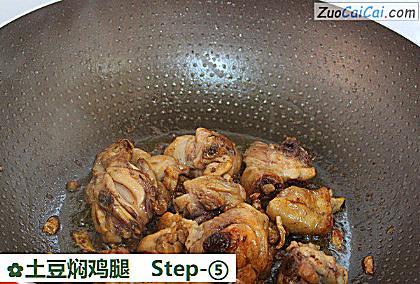 土豆焖鸡腿做法第五步骤