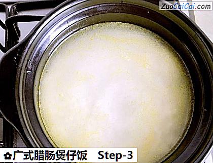 广式腊肠煲仔饭做法第三步骤