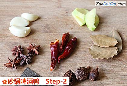 砂锅啤酒鸭做法第二步骤