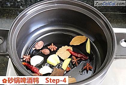 砂锅啤酒鸭做法第四步骤