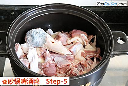 砂锅啤酒鸭做法第五步骤