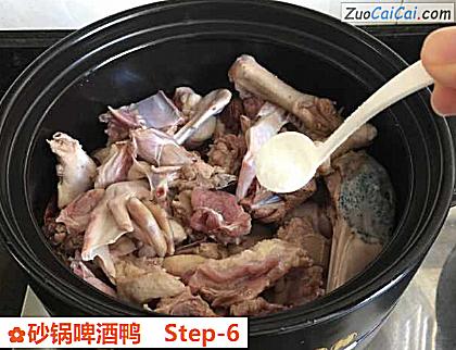 砂锅啤酒鸭做法第六步骤