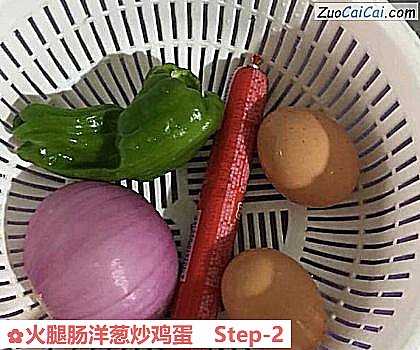 火腿肠洋葱炒鸡蛋做法第二步骤