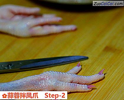 蒜蓉拌凤爪做法第二步骤