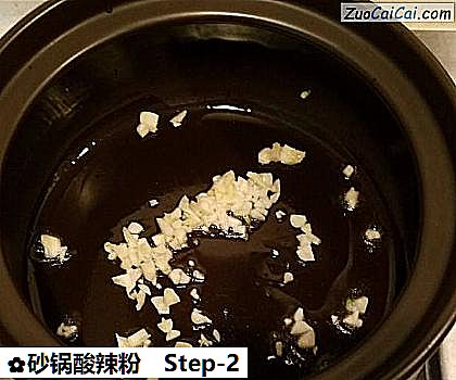 砂锅酸辣粉做法第二步骤