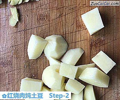 红烧肉炖土豆做法第二步骤