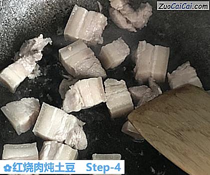 红烧肉炖土豆做法第四步骤