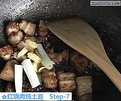 红烧肉炖土豆做法第七步骤