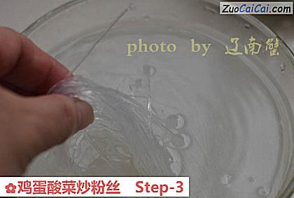 鸡蛋酸菜炒粉丝做法第三步骤