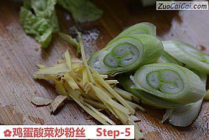 鸡蛋酸菜炒粉丝做法第五步骤