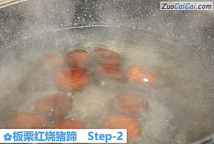 板栗红烧猪蹄做法第二步骤