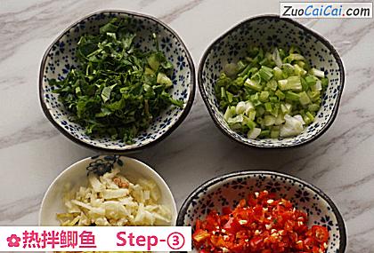 热拌鲫鱼做法第三步骤