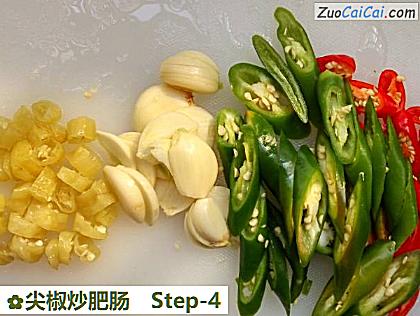 尖椒炒肥肠做法第四步骤