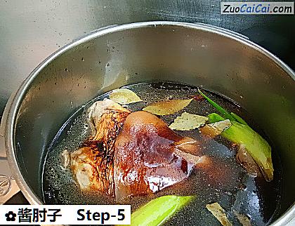 酱肘子做法第五步骤