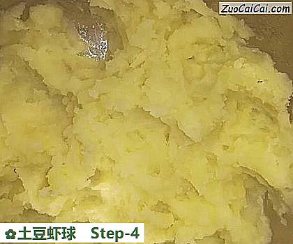 土豆虾球做法第四步骤