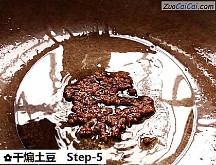 干煸土豆做法第五步骤