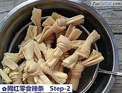 网红零食辣条做法第二步骤