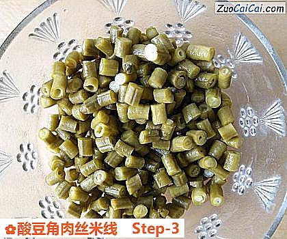 酸豆角肉丝米线做法第三步骤