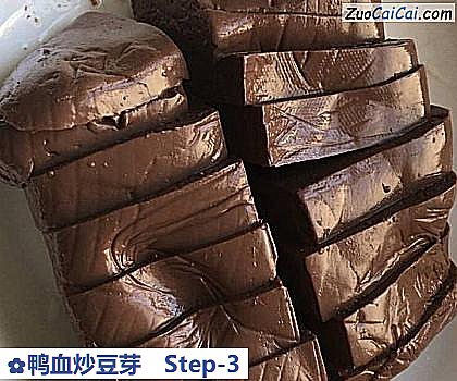 鸭血炒豆芽做法第三步骤