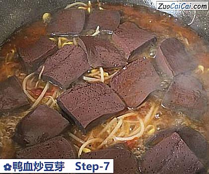 鸭血炒豆芽做法第七步骤