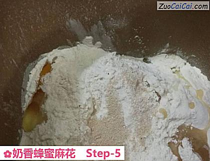 奶香蜂蜜麻花做法第五步骤