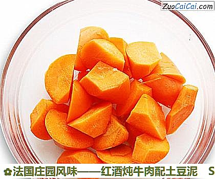 红酒炖牛肉配土豆泥做法第二步骤