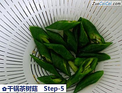 干锅茶树菇做法第五步骤