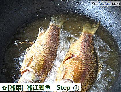 [湘菜]-湘江鲫鱼做法第二步骤