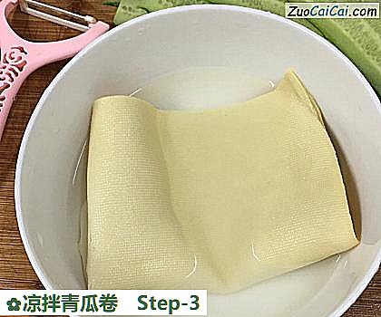 凉拌青瓜卷做法第三步骤