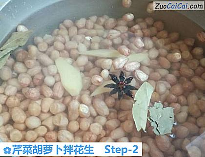 芹菜胡萝卜拌花生做法第二步骤