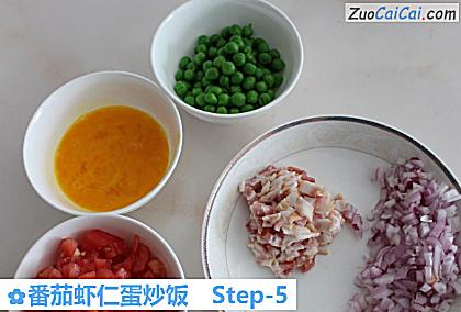 番茄虾仁蛋炒饭做法第五步骤
