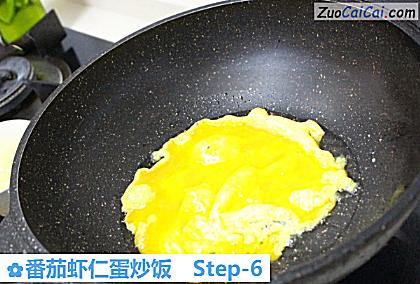 番茄虾仁蛋炒饭做法第六步骤