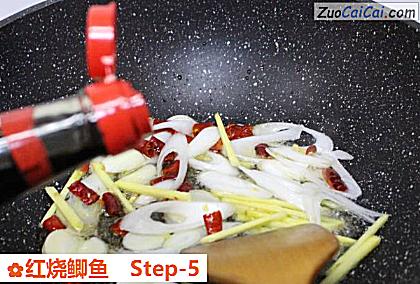 红烧鲫鱼做法第五步骤