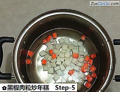 黑椒肉粒炒年糕做法第五步骤