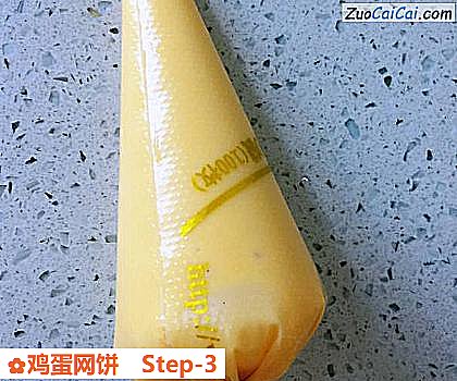 鸡蛋网饼做法第三步骤