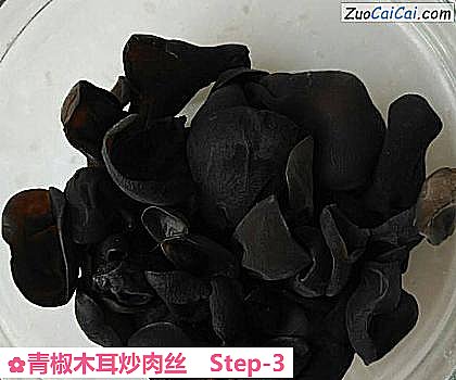 青椒木耳炒肉丝做法第三步骤