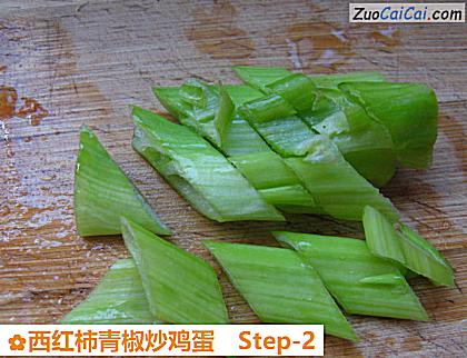 西红柿青椒炒鸡蛋做法第二步骤